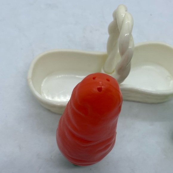 Collectible Salt And Pepper Shaker corn and carrot with basket - Picture 3 of 4